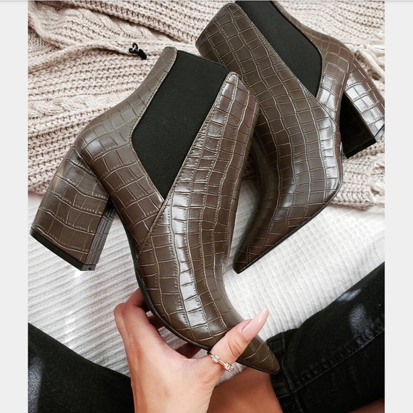 🚨//Fall Must Haves// Croco print Bootie - Picture 3 of 8